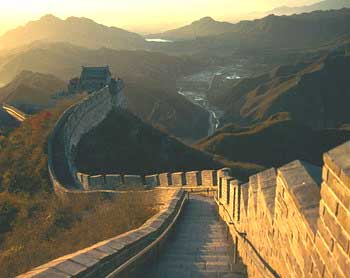 Un salto con lo skate  sulla grande muraglia cinese
