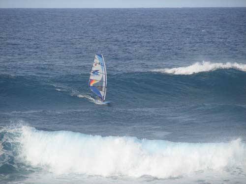 Wave session Hookipa con set a volte mast high