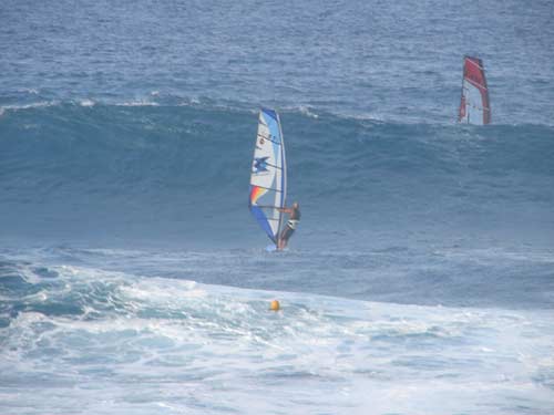 Wave session Hookipa con set a volte mast high