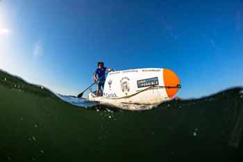 Attraversare l’oceano in Sup è la sfida benefica di un sudafricano