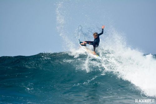 Il surfista Matteo Calatri in gara in Portogallo
