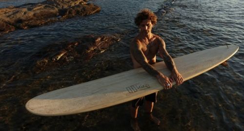 Ecco Kire, la tavola da surf realizzata con legni sardi