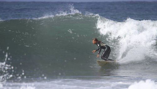 Il maestrale bacia Porto Ferro: il Girl surf power ai nastri di partenza