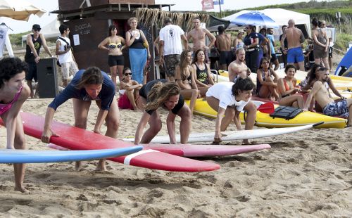 Il maestrale bacia Porto Ferro: il Girl surf power ai nastri di partenza