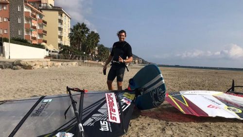 Il campione del mondo di windsurf si allena a Diano