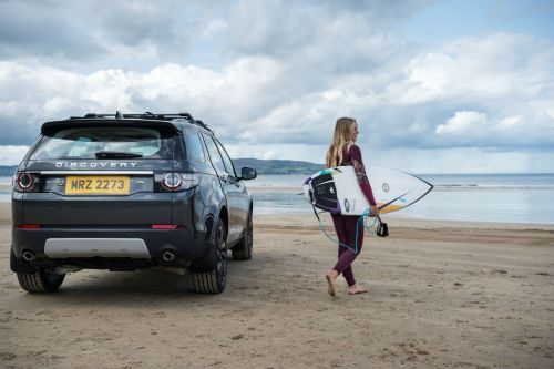 La tavola da surf in plastica riciclata da Land Rover