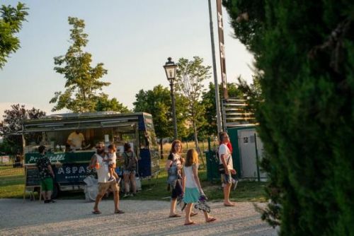 I ragazzi di Aspasso che hanno sfamato tutti con le loro specialitÃ  gastronomiche