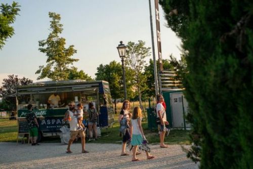 I ragazzi di Aspasso che hanno sfamato tutti con le loro specialità gastronomiche