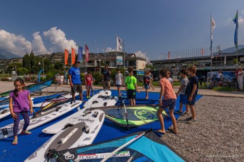 Vela Day FIV al Circolo Surf Torbole con windsurf e kite-Robby Naish tra i ragazzi dell\'agonistica