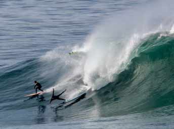 Giulio Caruso doma la grande onda di Mavericks in California