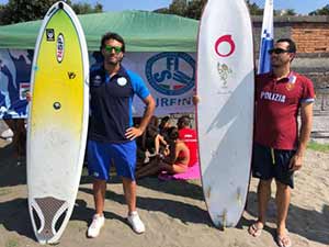  Nuotiamo e surfiamo insieme a Mappatella Beach: dopo il successo della scorsa edizione, si amplia il progetto “estate sicura” delle Fiamme Oro.