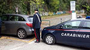 Ancona: Furti nelle auto mentre fanno surf, arrestato