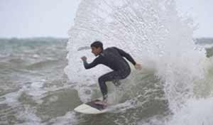 ROMA, SURF, C’È LA MAREGGIATA, E SANTA MARINELLA DIVENTA BONDI BEACH