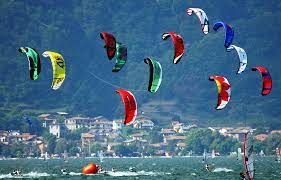 Convivenza  tra kitesurf e bagnanti sul lago di Como