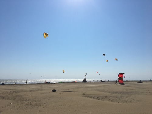 Kitesurf vicini ai bagnanti Guardia costiera al lavoro a Caorle (Veneto)