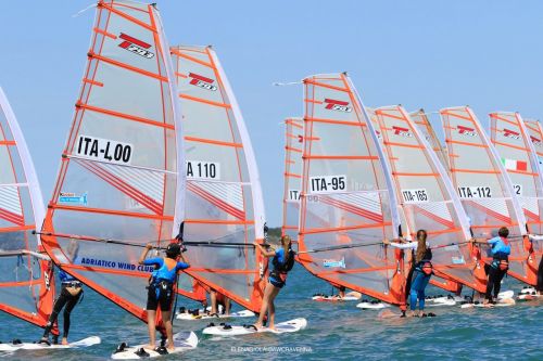 Giovanile / All\'Adriatico Wind Club Ravenna un corso che introduce al windsurf agonistico